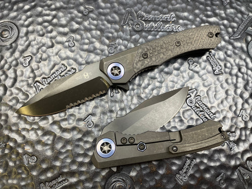 Heretic Knives Wraith Manual Flipper DLC Battleworn S/E Part Serrated blade, Titanium Chassis, Carbon fiber scale, and Blue TI accents H001-6B-BLUTI